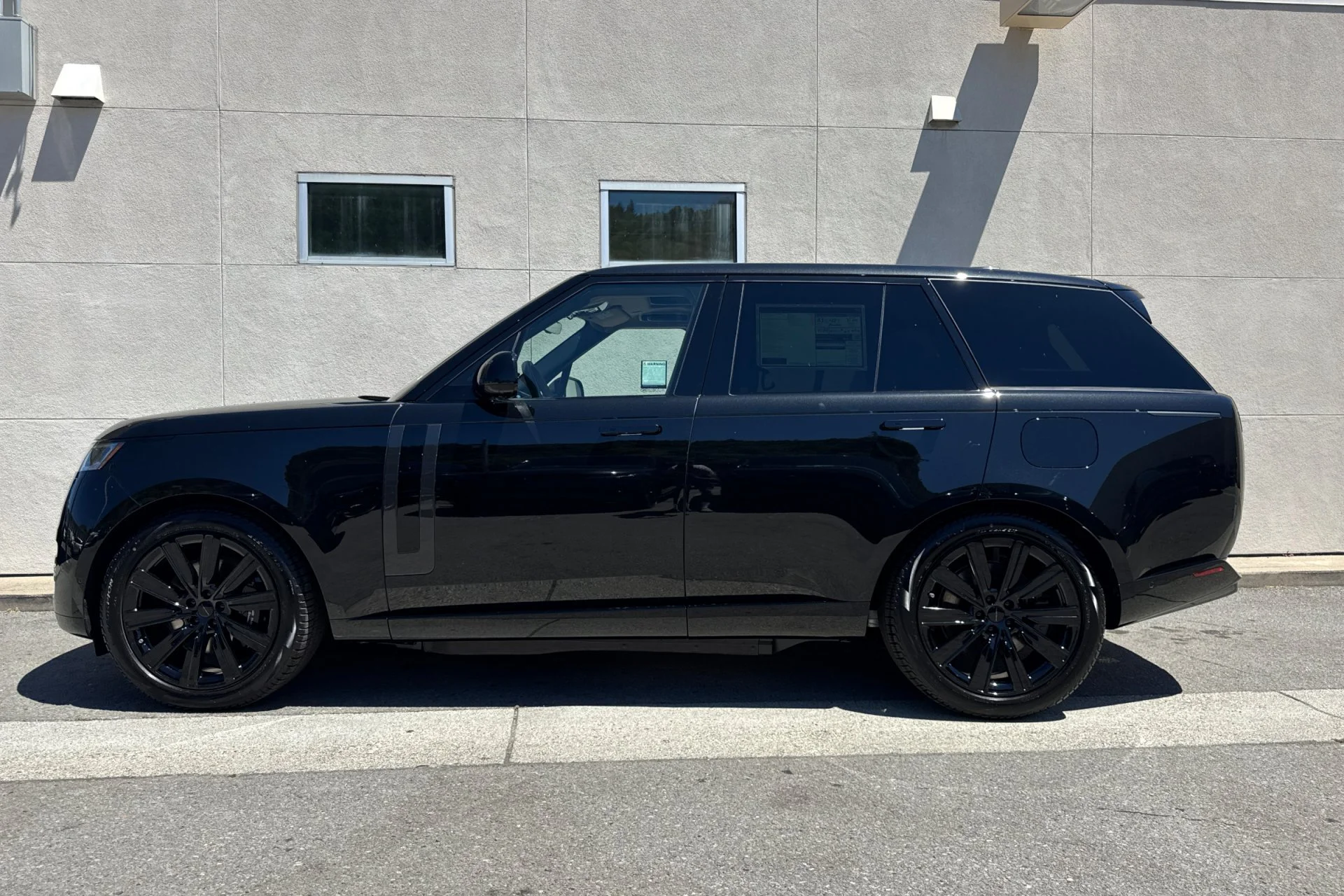 New 2026 Santorini Black Land Rover SE image 5
