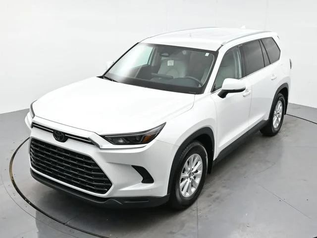 Used 2024 Wind Chill Pearl Toyota XLE image 36