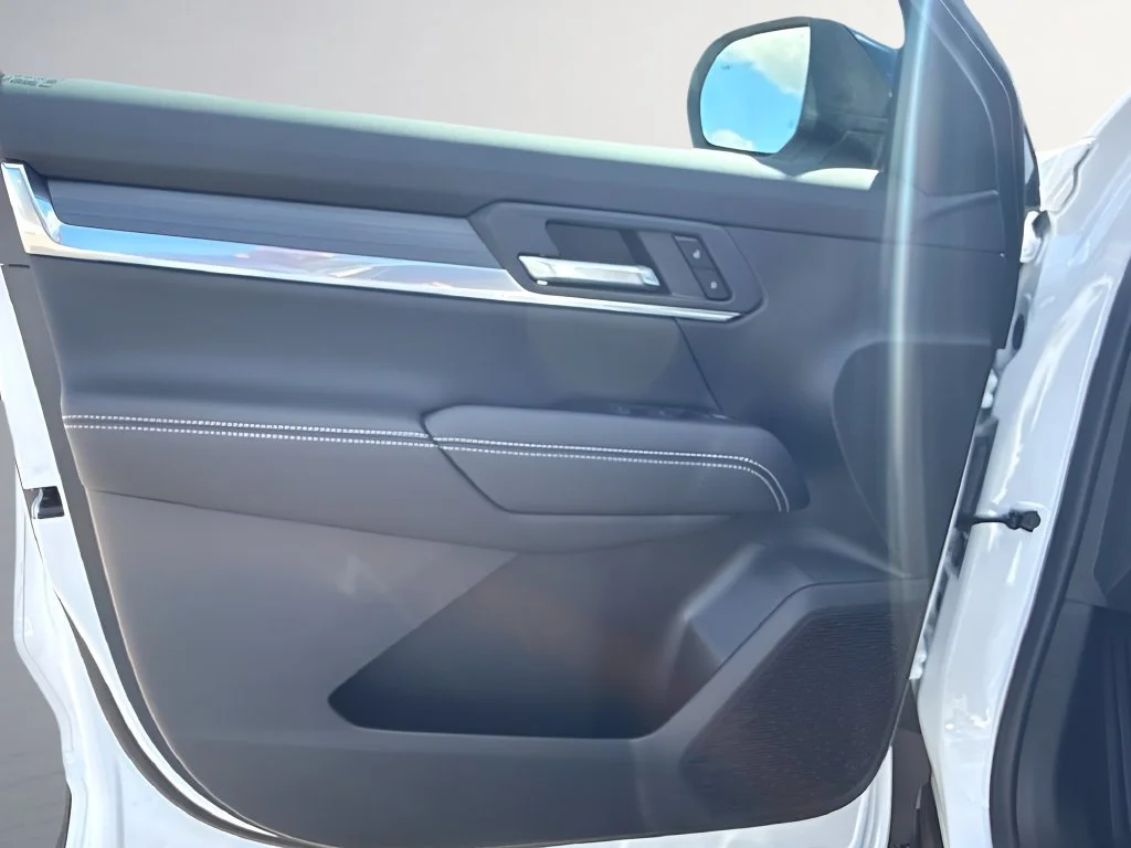 New 2027 Summit White GMC Elevation image 27