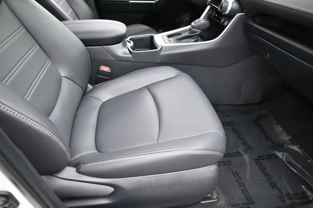 Used 2025 White Toyota XLE Premium image 41