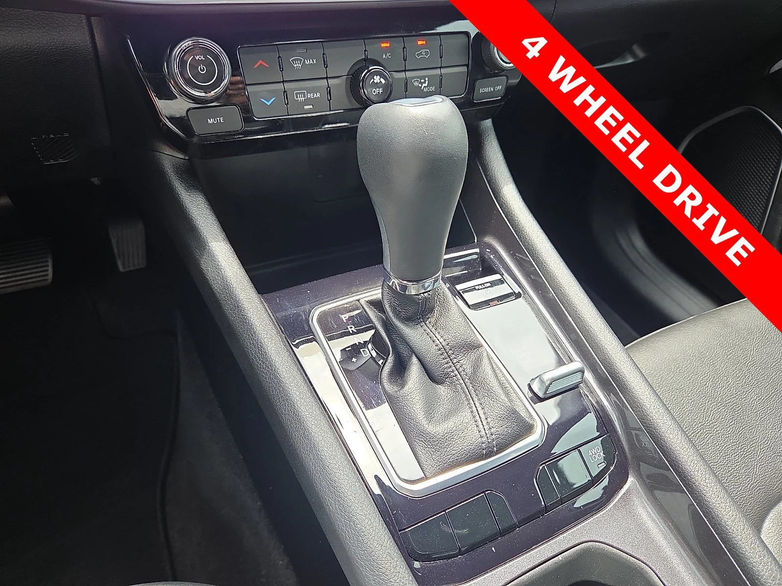 Used 2024 Diamond Black Crystal Pearlcoat Jeep Latitude Lux image 25