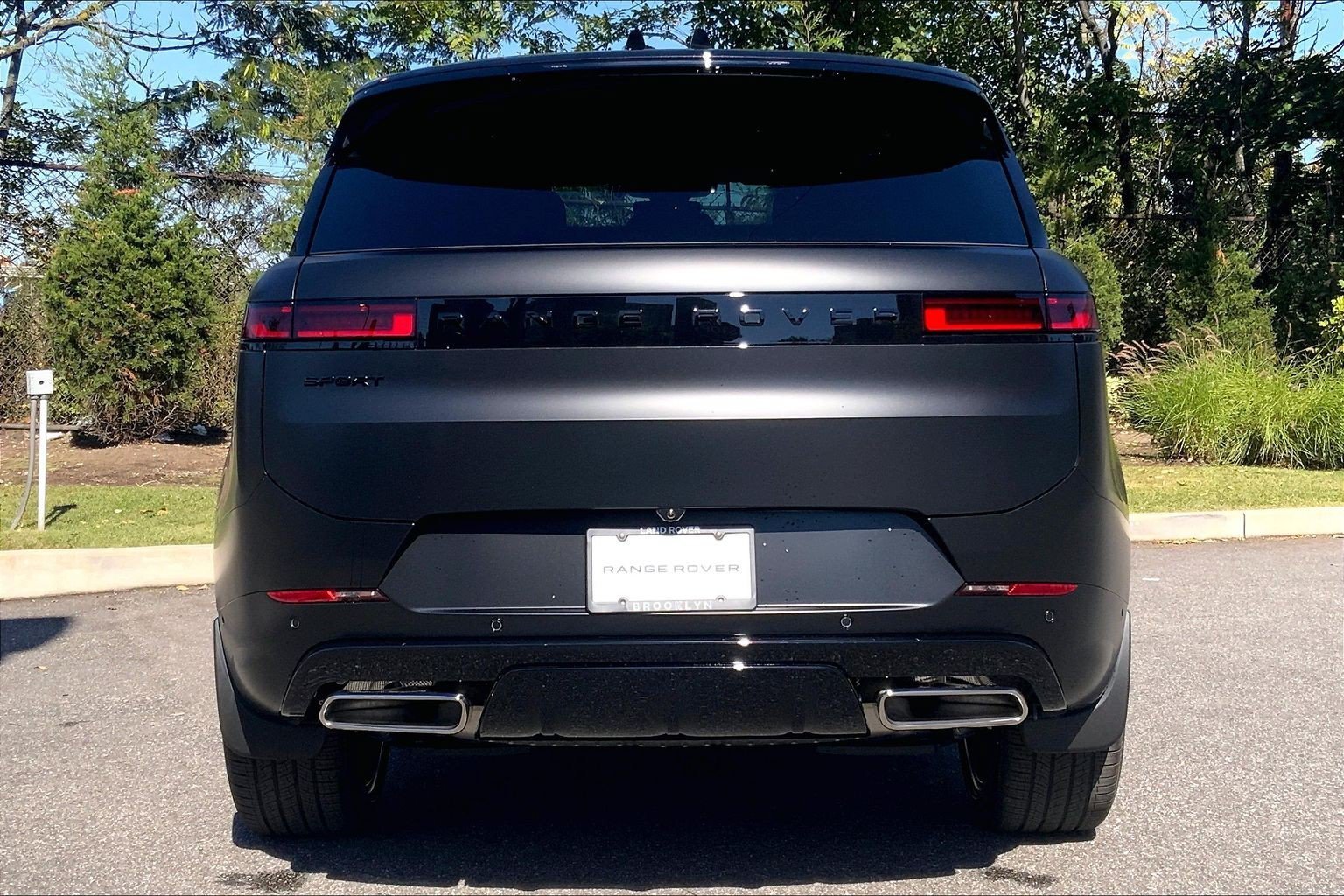 New 2027 Santorini Black Land Rover Dynamic SE image 4