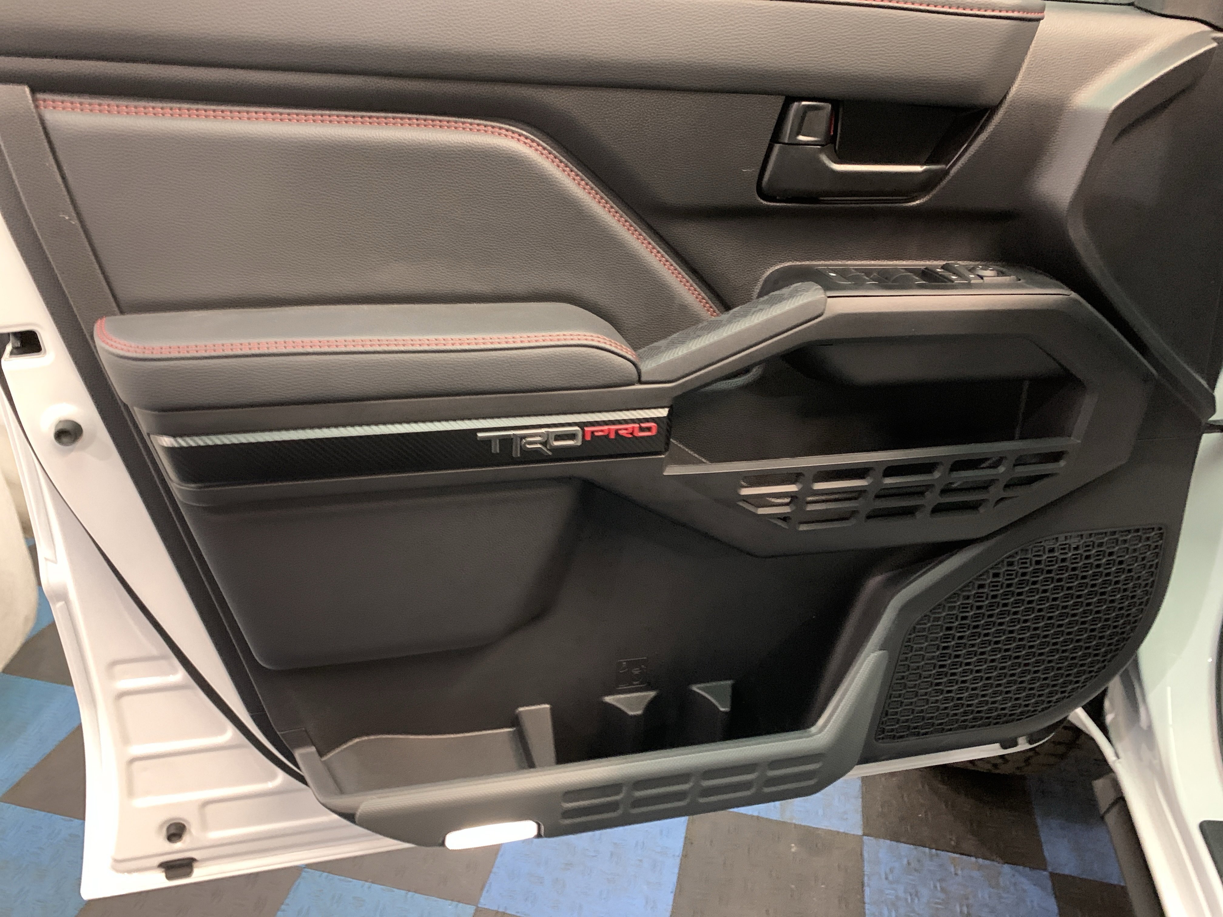 2025 Toyota Tacoma TRD Pro - Photo 9