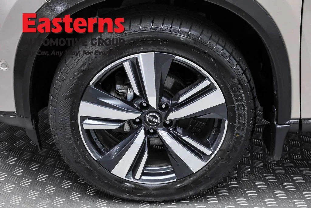 Used 2022 Silver Nissan SL image 28