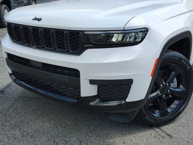 Used 2025 White Jeep Altitude X image 2