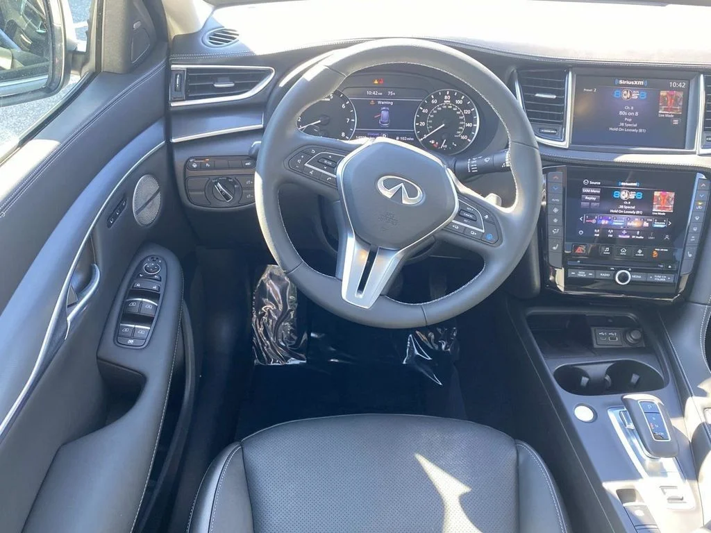 Used 2025 White INFINITI LUXE image 11