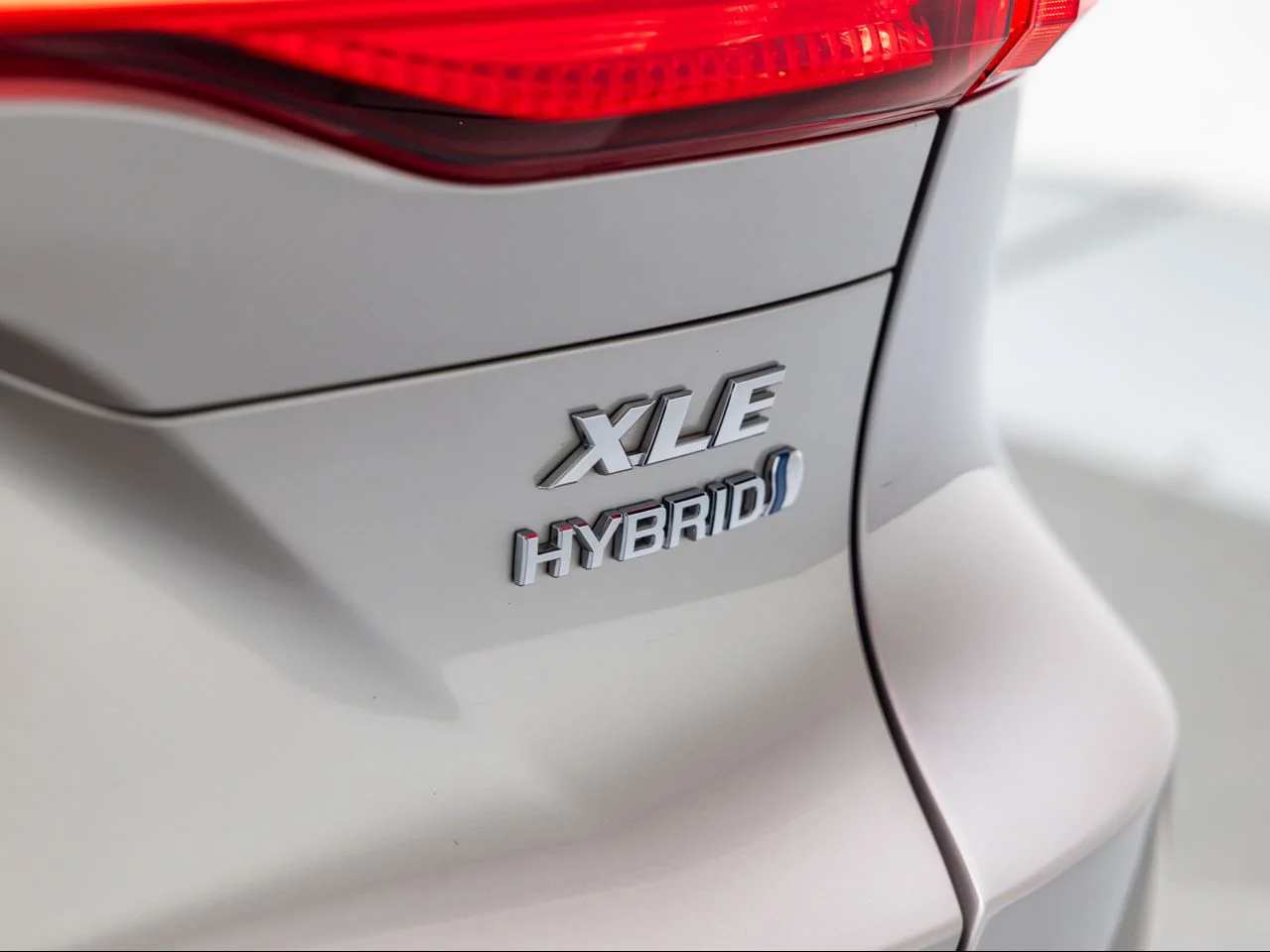 Used 2022 Titanium Glow Toyota XLE image 34