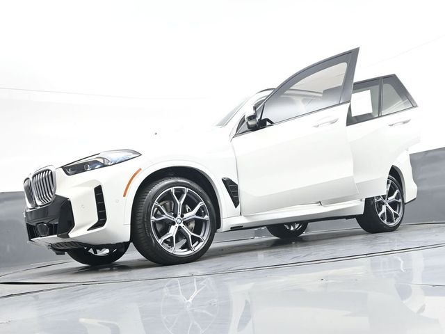 Used 2025 White BMW xDrive40i image 41
