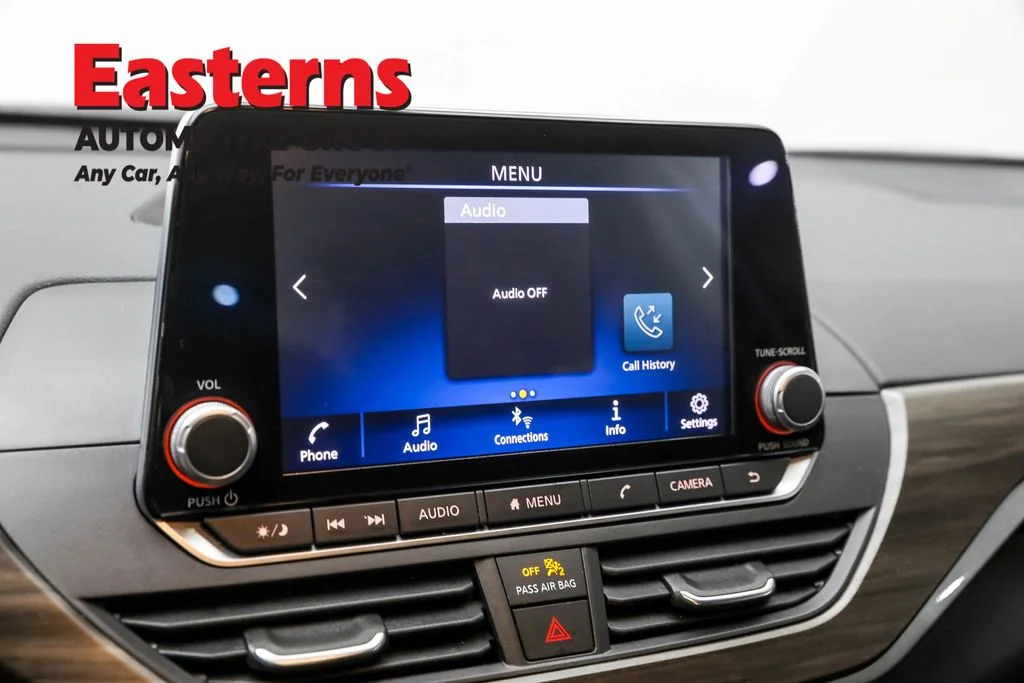 Used 2024 White Nissan 2.5 SV image 19