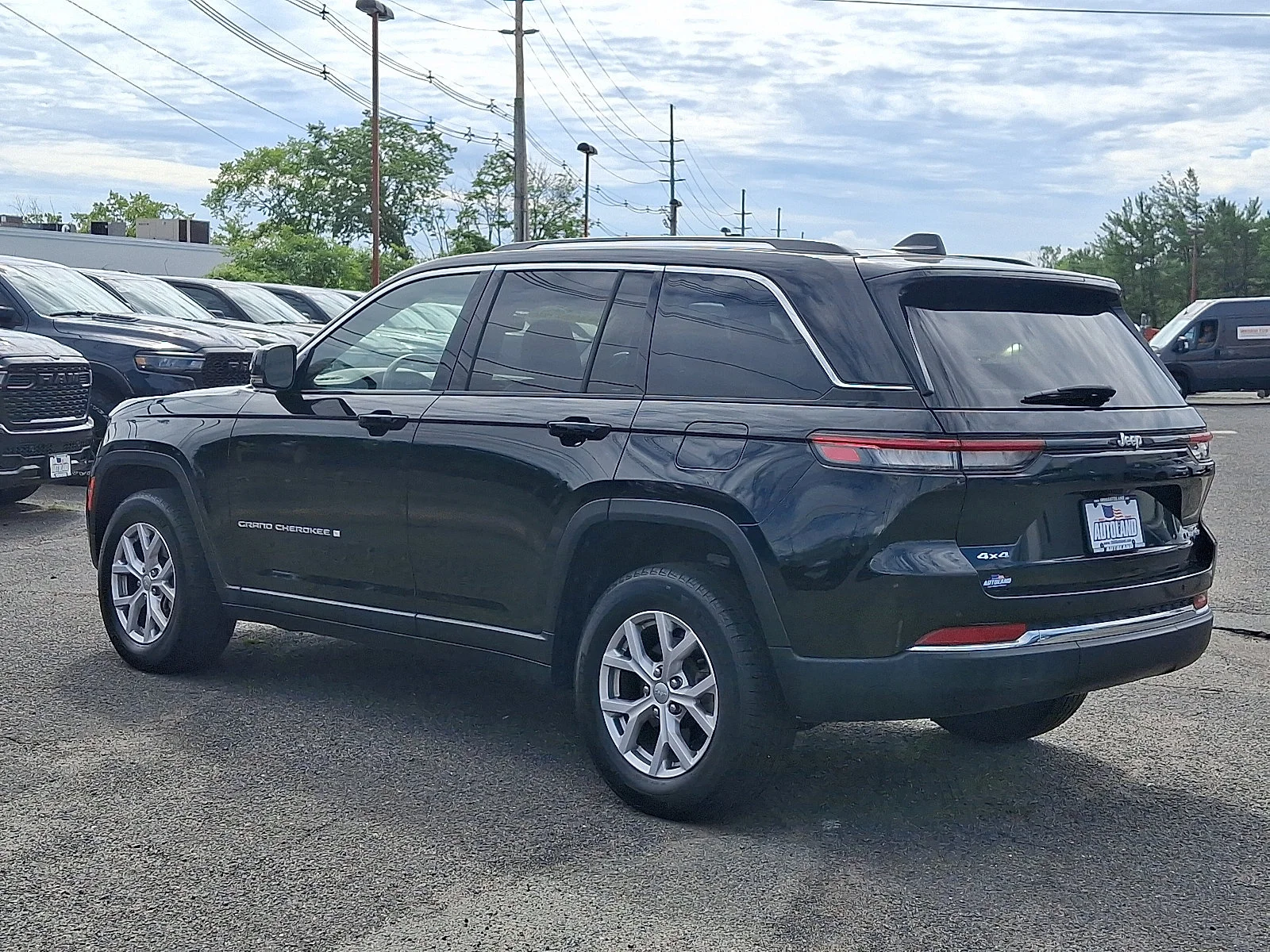 Certified Used 2022 Diamond Black Crystal Pearlcoat Jeep Limited image 5