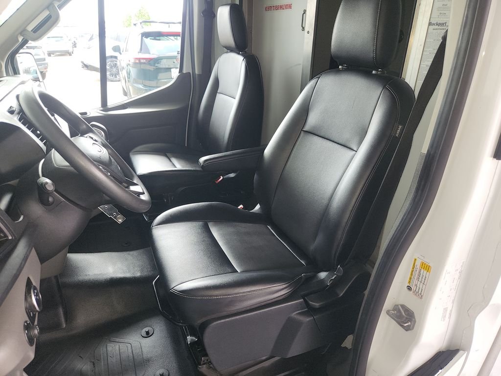 Used 2022 White Ford Box Truck image 12