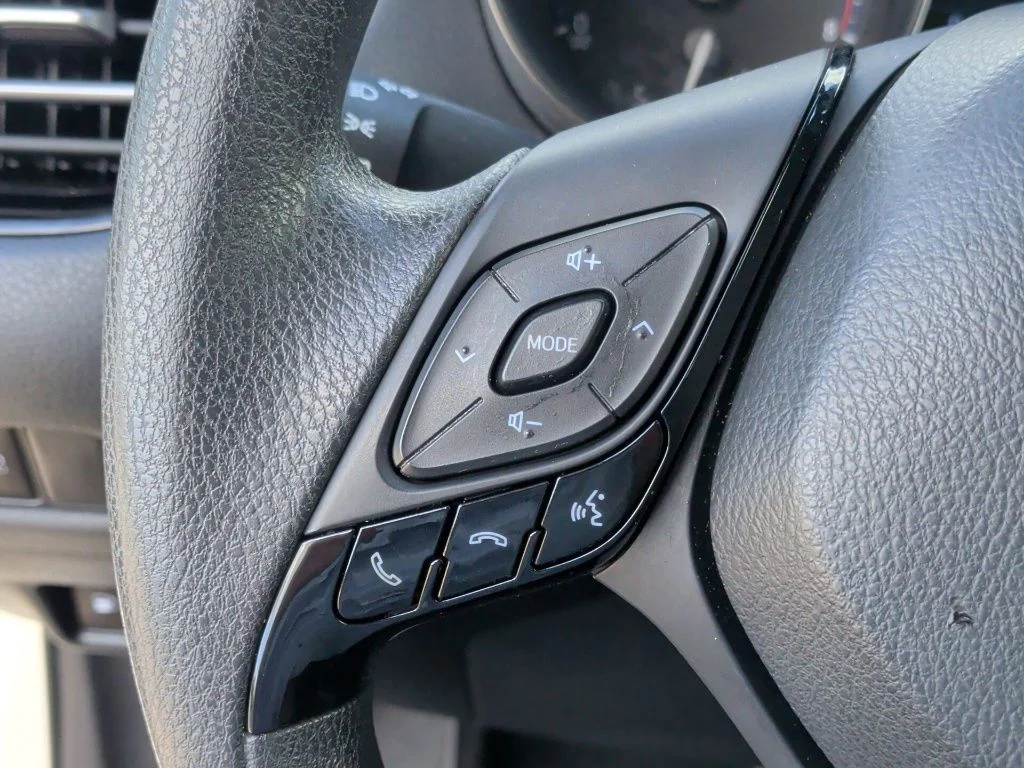 Used 2020 White Toyota LE image 18