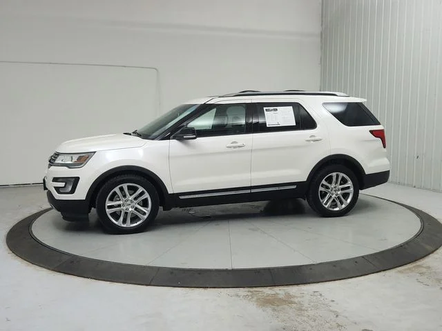 Used 2017 White Ford XLT image 4