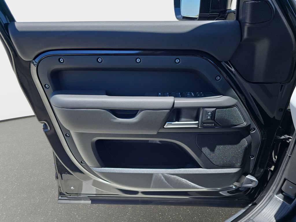 New 2026 Santorini Black Land Rover X-Dynamic SE image 27