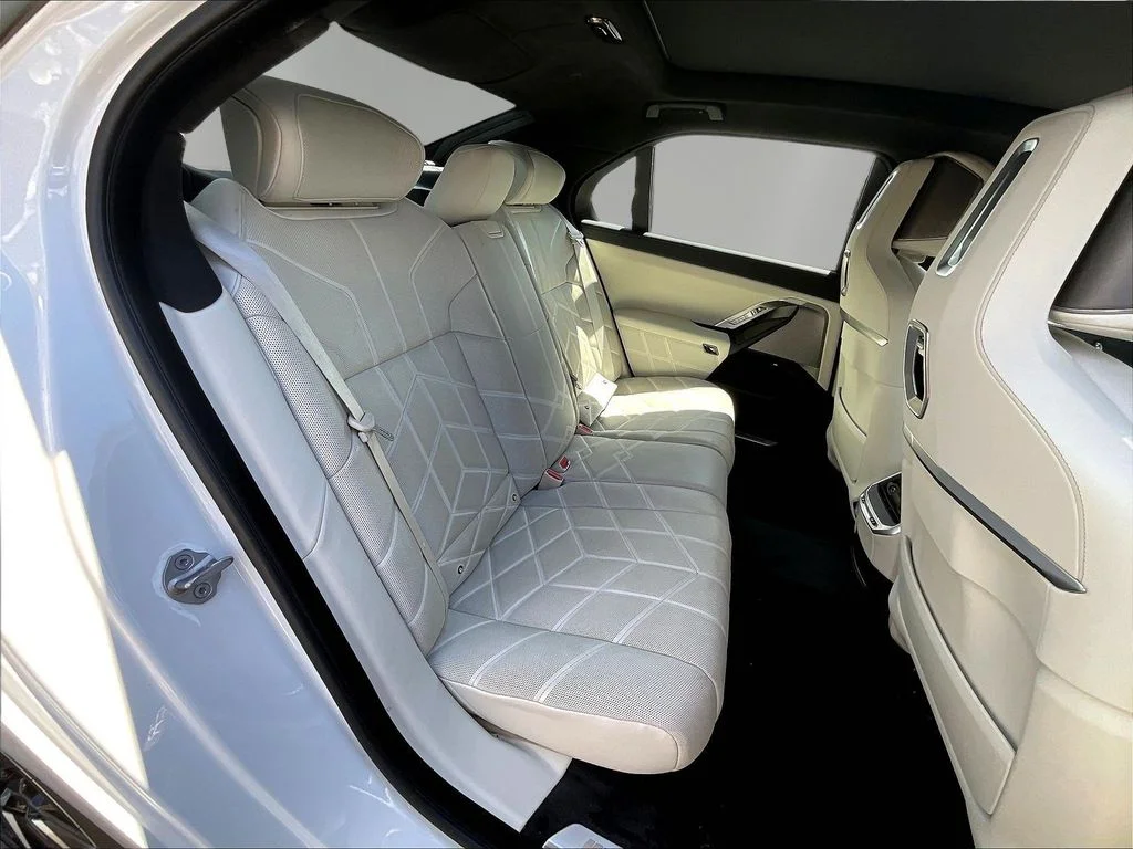 Used 2023 Alpine White BMW xDrive60 image 24