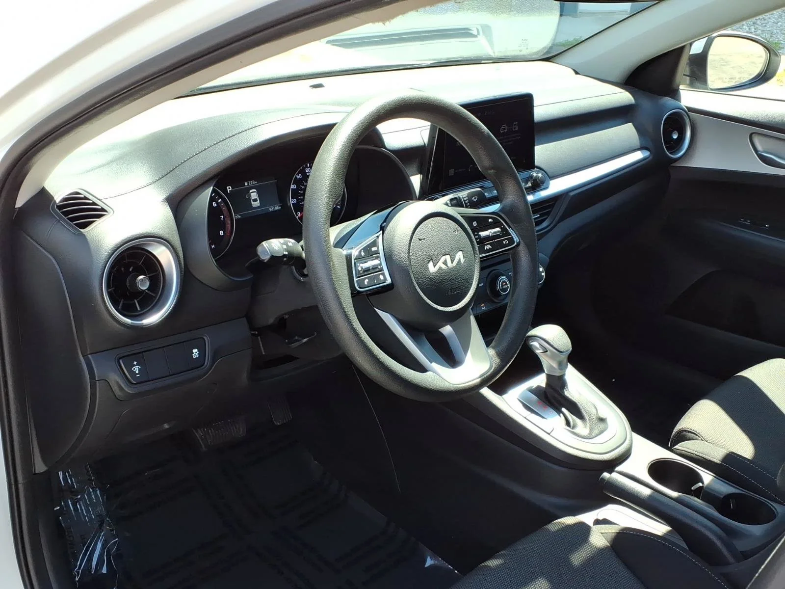 Used 2023 Snow White Pearl Kia LXS image 6
