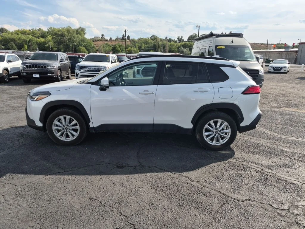 Used 2023 Pearl Toyota LE image 5