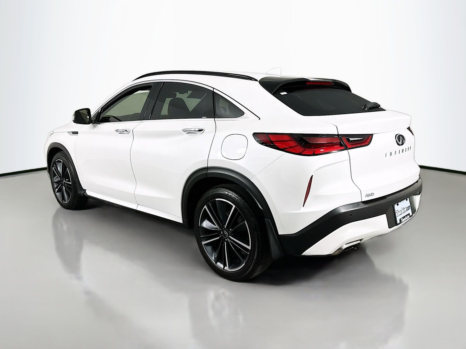 Used 2025 Radiant White INFINITI ESSENTIAL image 4