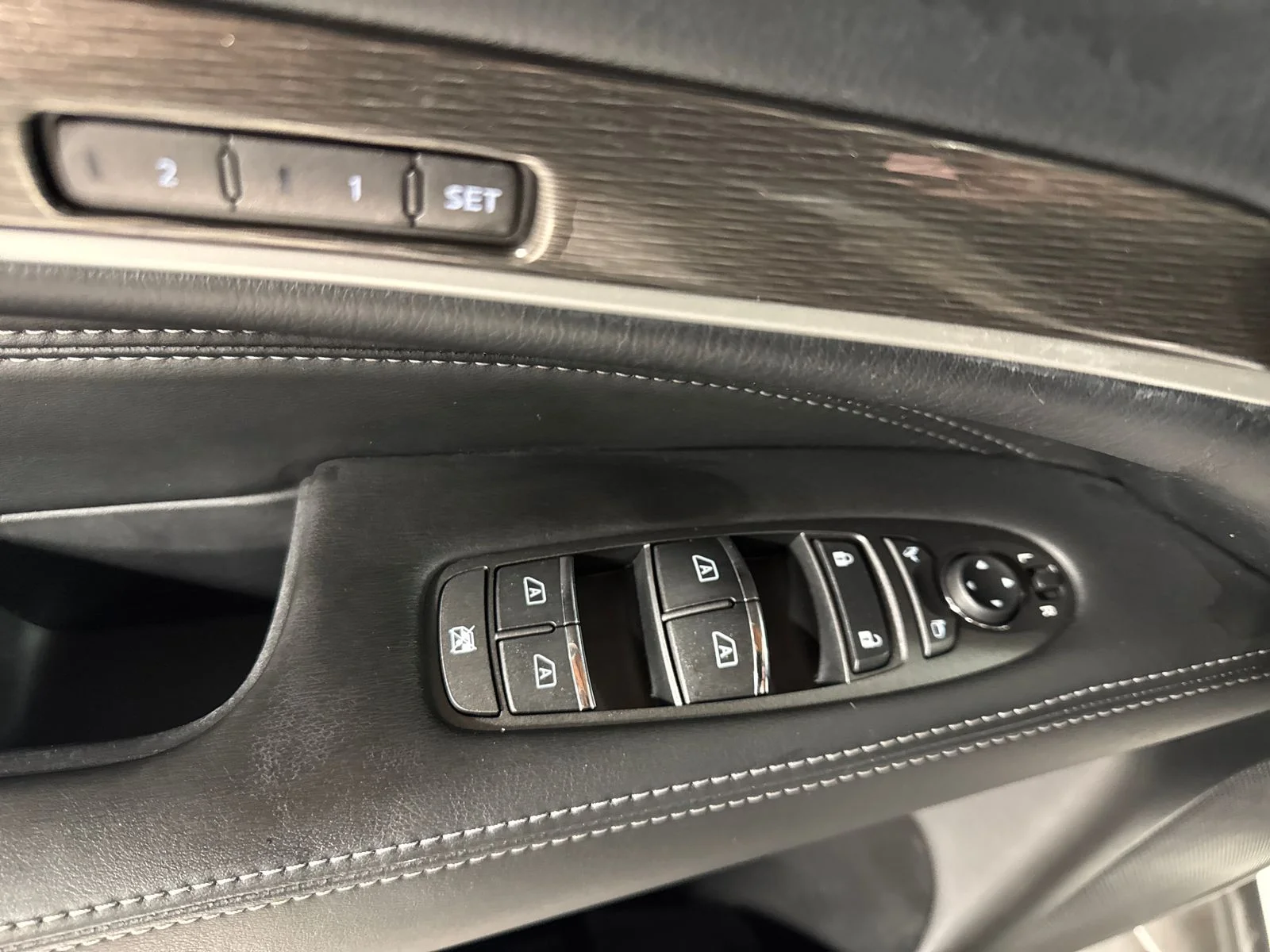 Used 2019 White INFINITI LUXE image 18