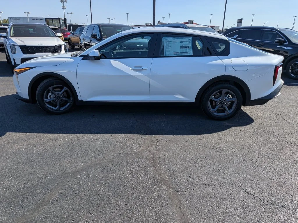 New 2027 Snow White Pearl Kia LXS image 31
