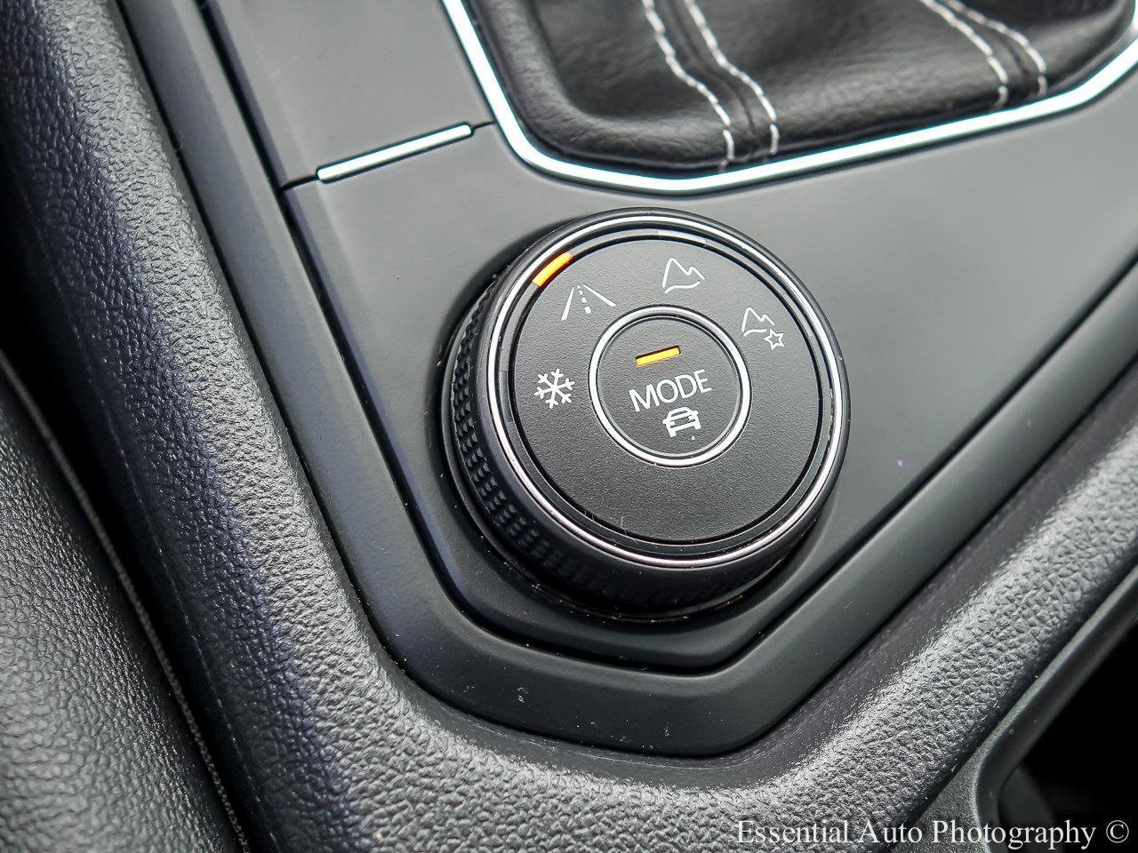 Used 2022 Dusk Blue Metallic Volkswagen SE image 16