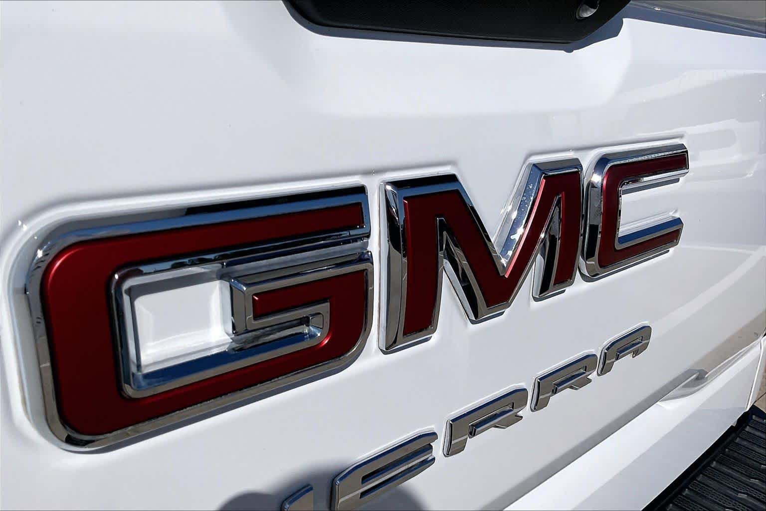 Used 2021 Summit White GMC  image 31