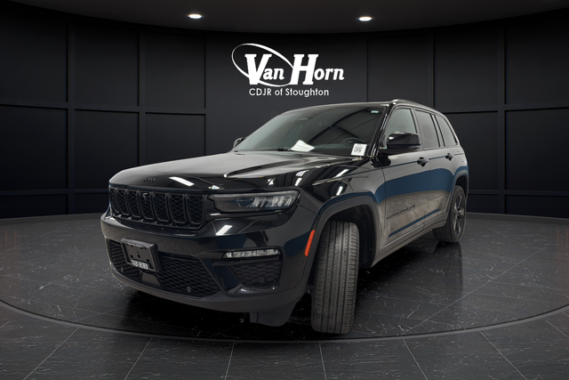 Used 2024 Diamond Black Crystal Pearlcoat Jeep Limited image 3