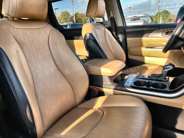 Used 2023 Silver Kia LX Seat Package image 33