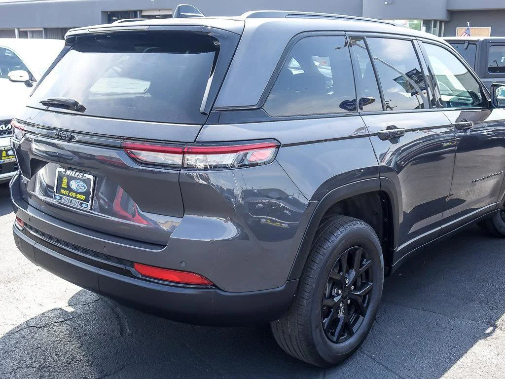 Used 2024 Baltic Gray Metallic Clearcoat Jeep Altitude X image 8