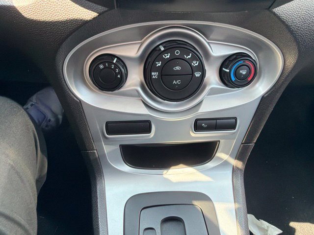 Used 2014 Ingot Silver Metallic Ford SE image 16