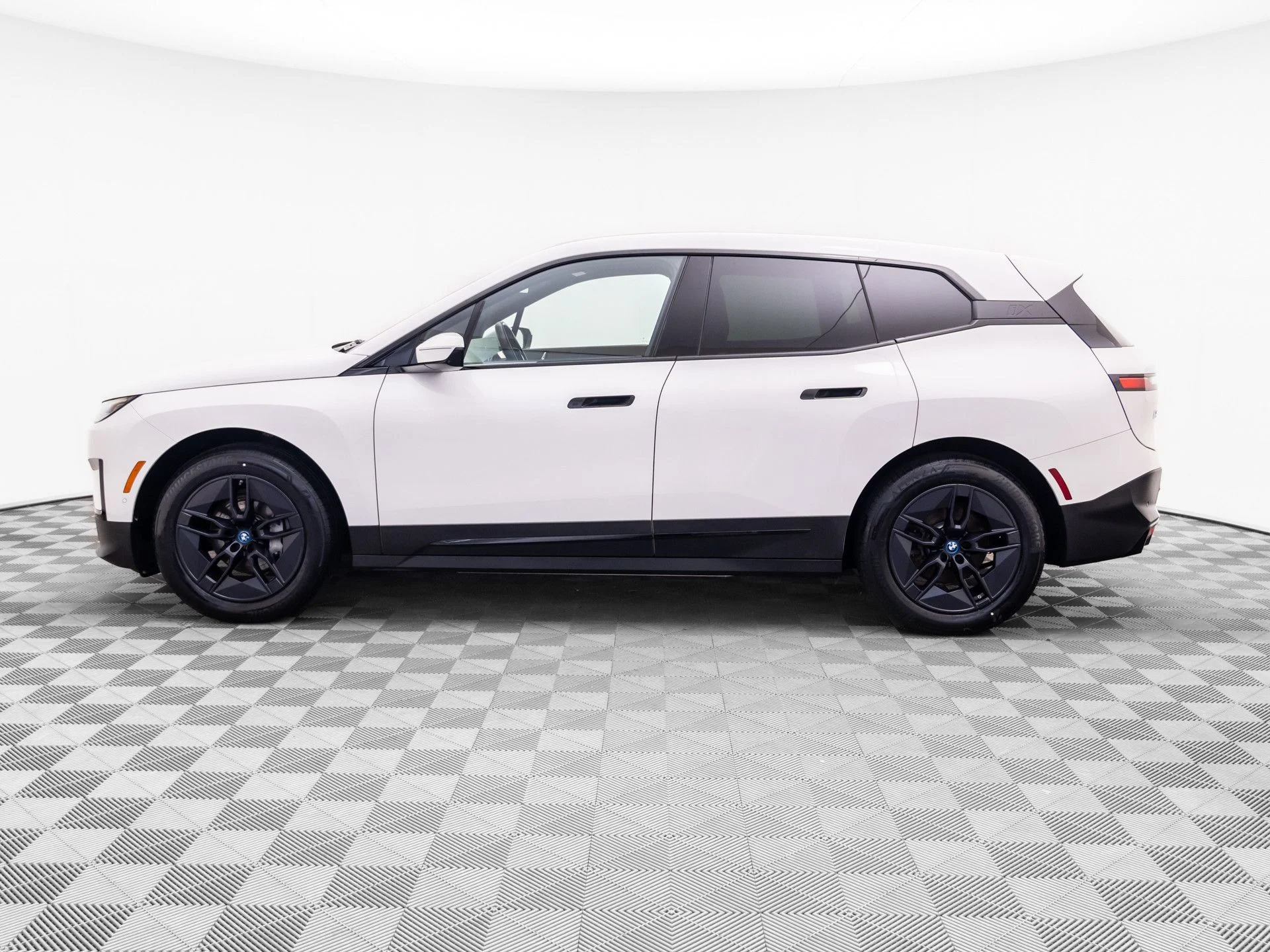 Used 2024 White BMW xDrive50 image 2