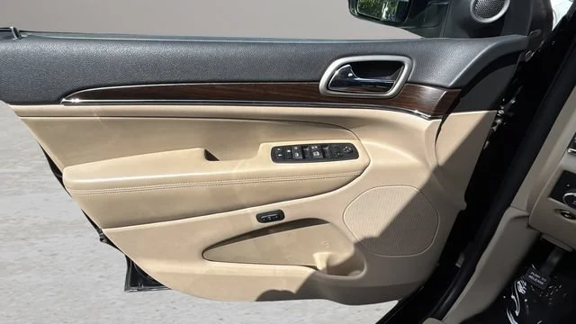 Used 2015  Jeep Limited image 17