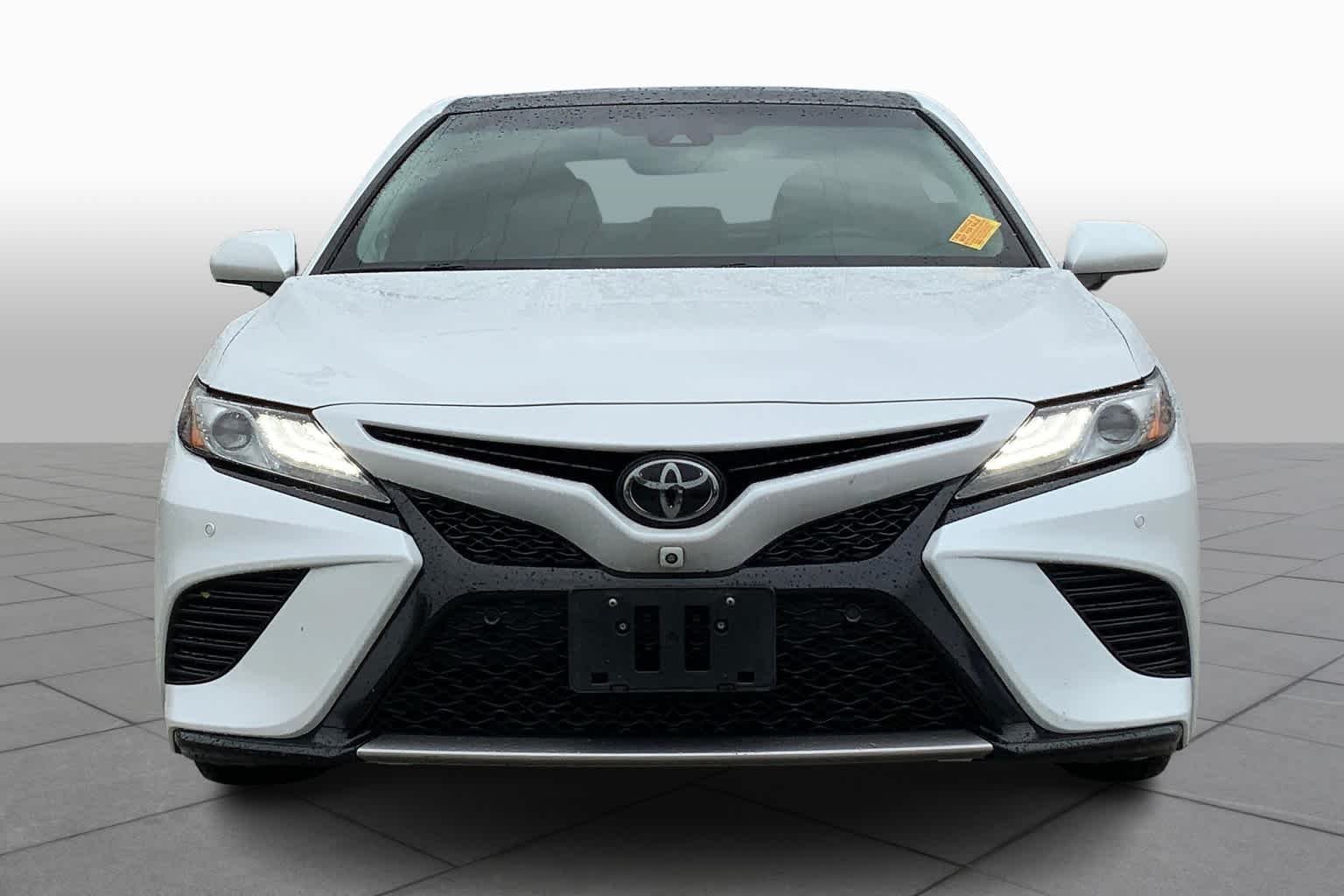 Used 2018 Wind Chill Pearl Toyota XSE V6 image 3