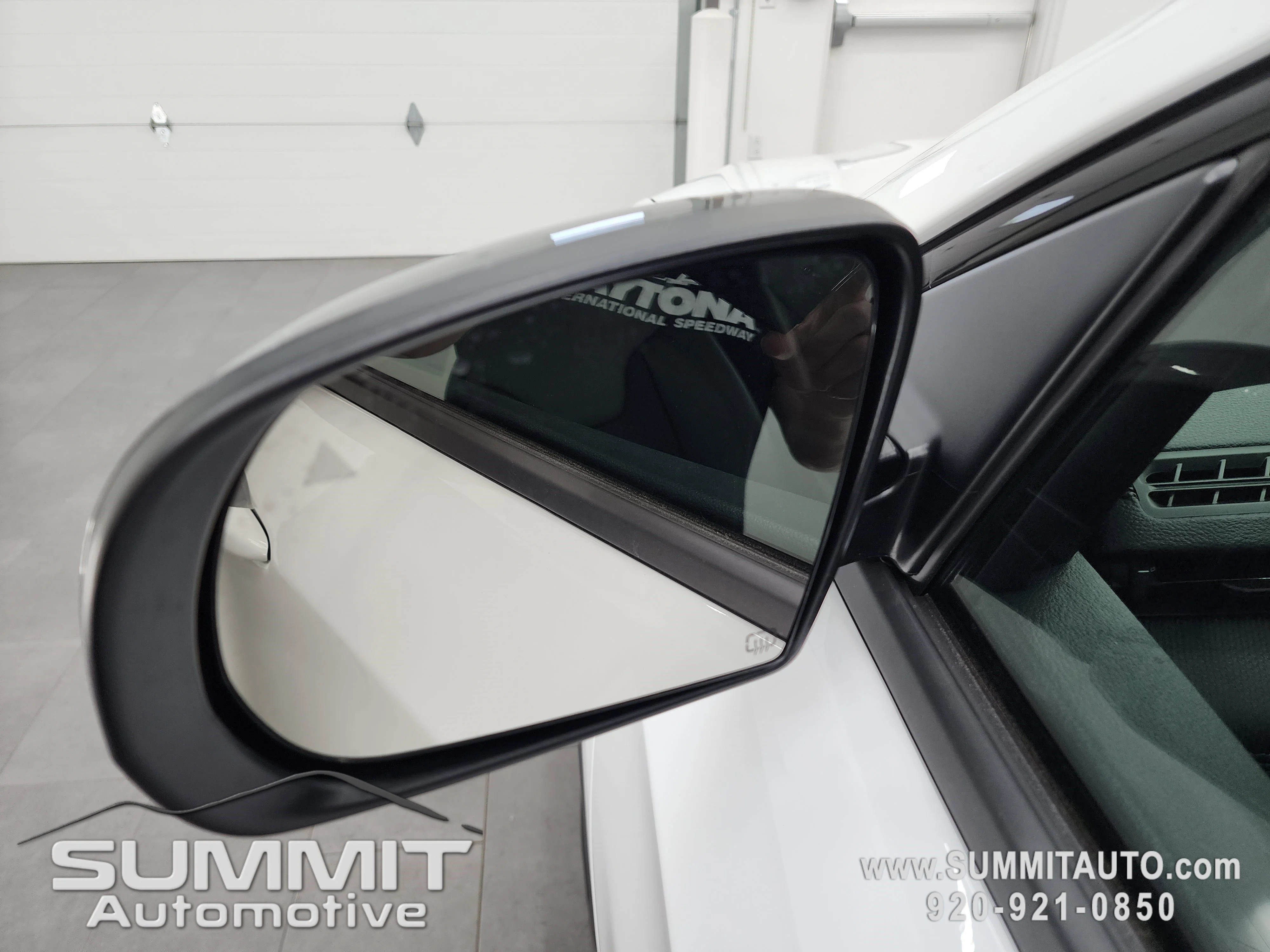 New 2026 Bright White Clearcoat Jeep Latitude image 36