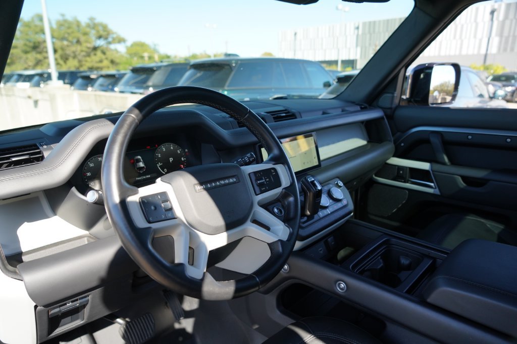 Used 2023  Land Rover S image 10