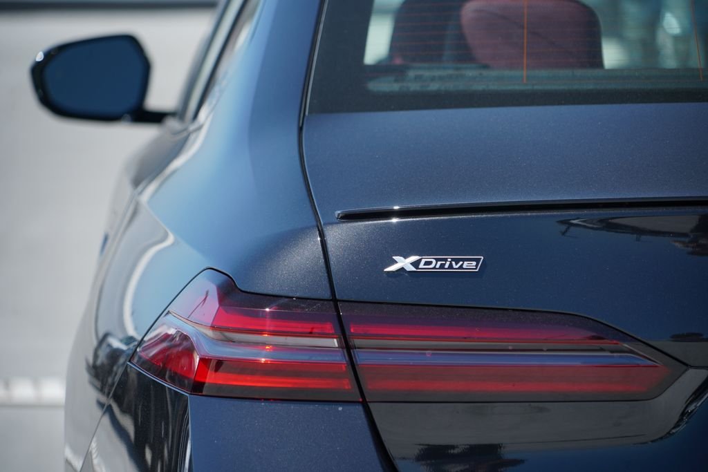 New 2027 Black Sapphire Metallic BMW 550e xDrive image 10