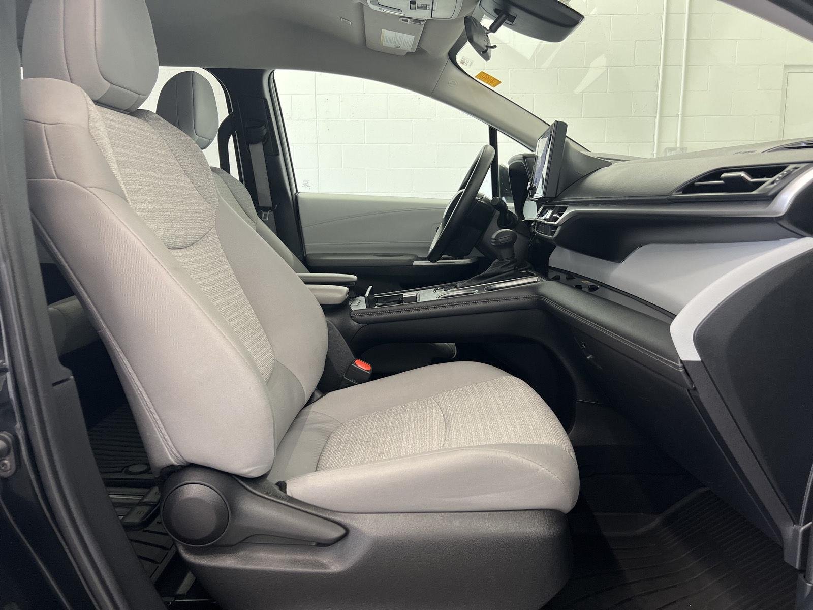 2025 Toyota Sienna LE - Photo 28