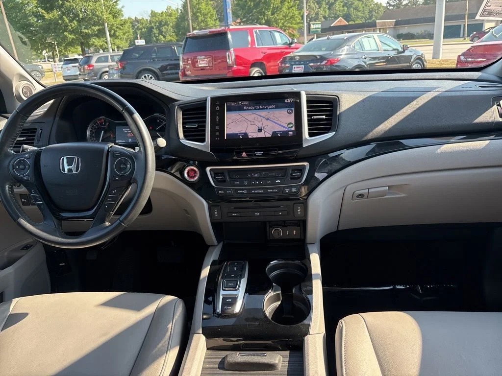 Used 2017  Honda Touring image 9