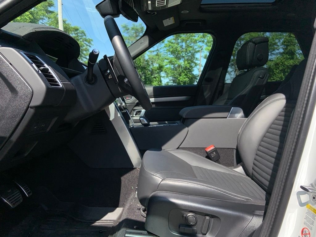 Used 2025 White Land Rover Dynamic SE image 11