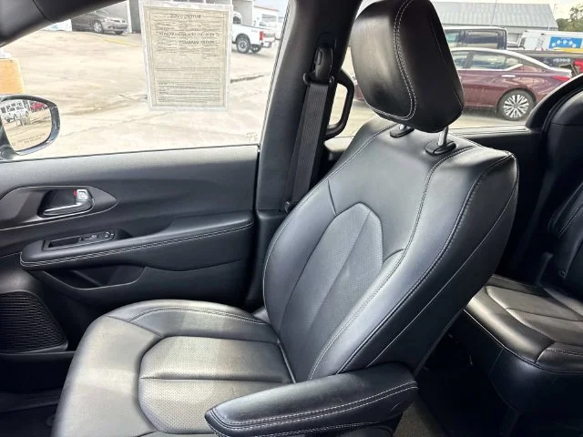 Used 2025 White Chrysler Select image 36
