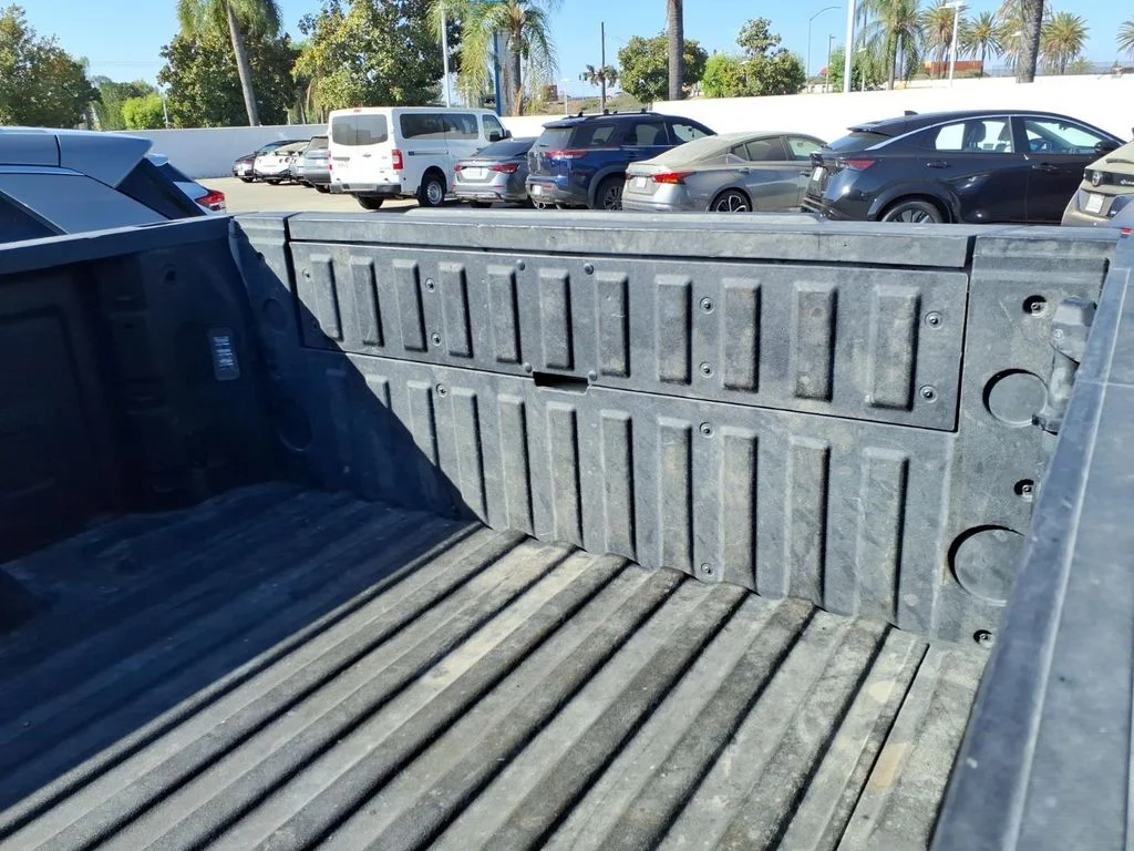 Used 2025 White GMC AT4 image 6
