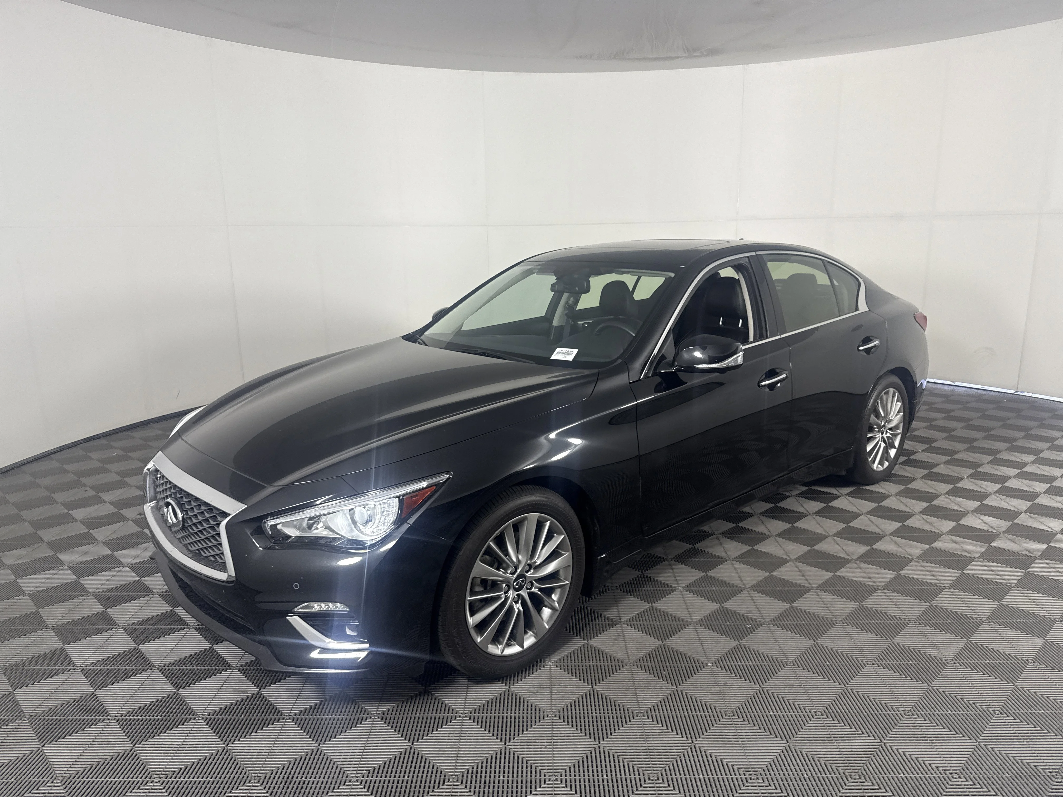 Used 2023 Midnight Black INFINITI LUXE image 8
