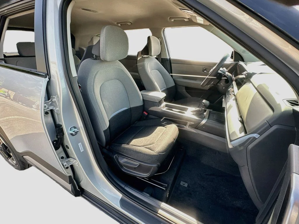 New 2027 Ivory Silver Kia S image 24