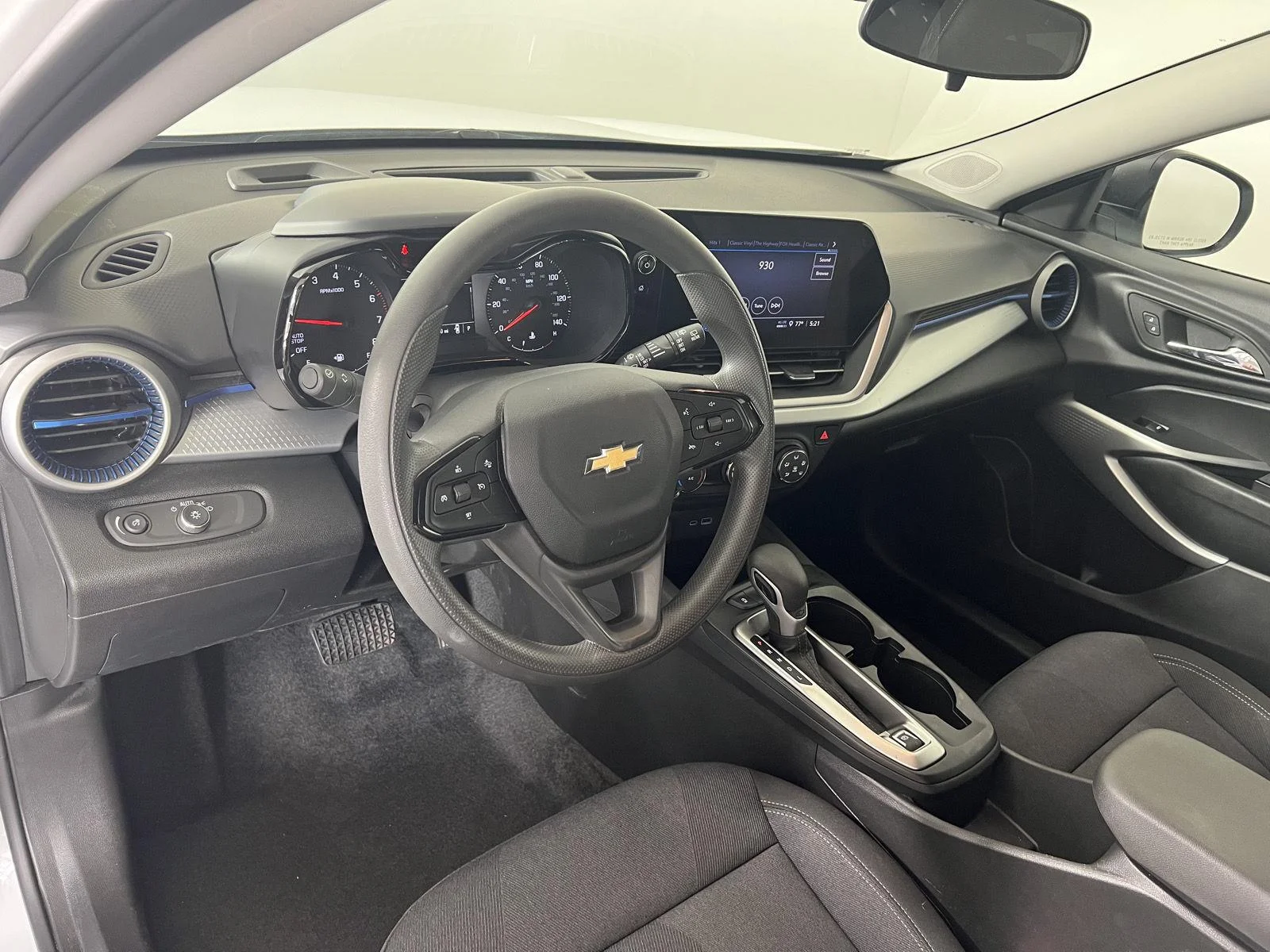 Used 2025 Summit White Chevrolet LS image 3