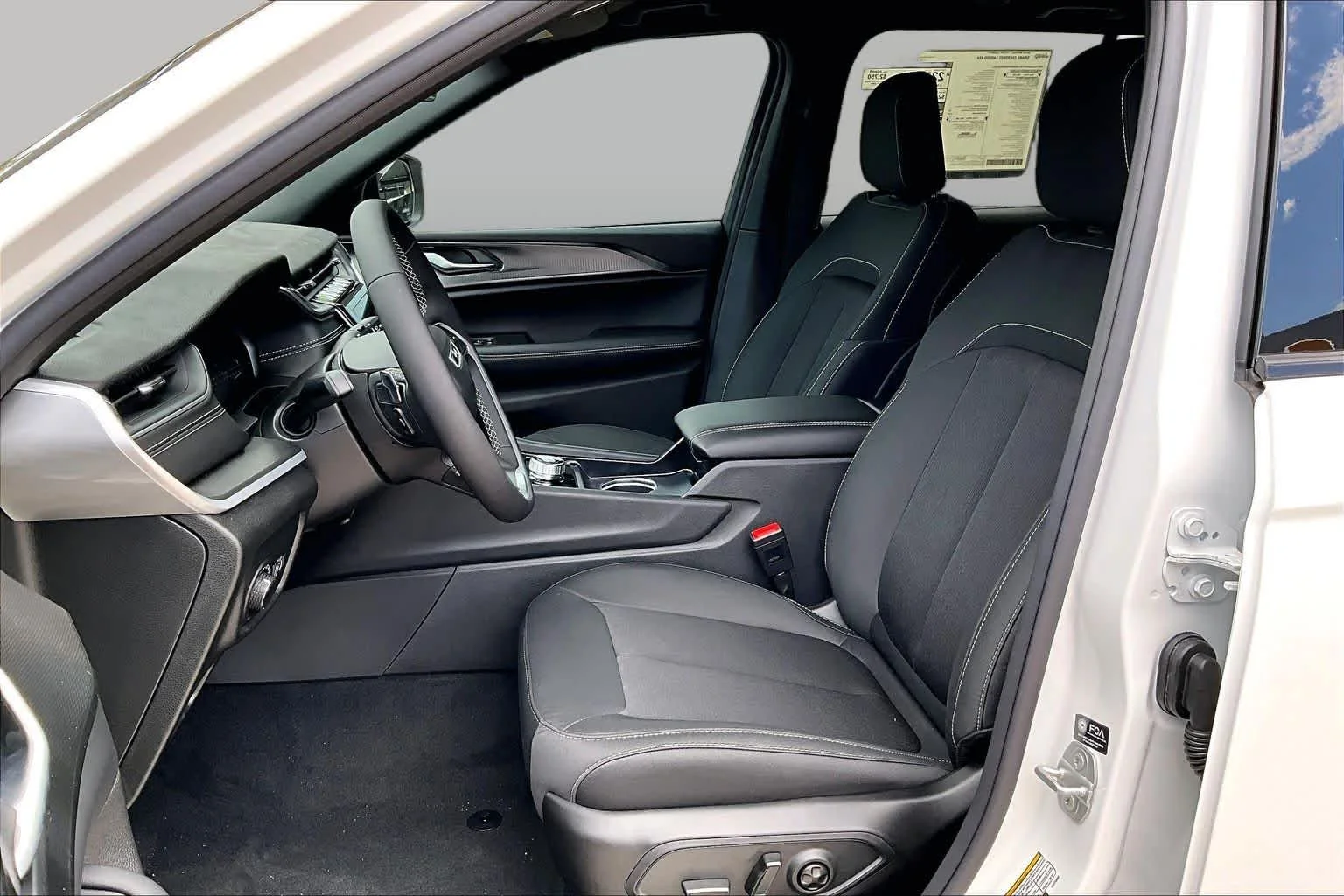New 2026 Bright White Clear-Coat Exterior Paint Jeep Laredo image 10