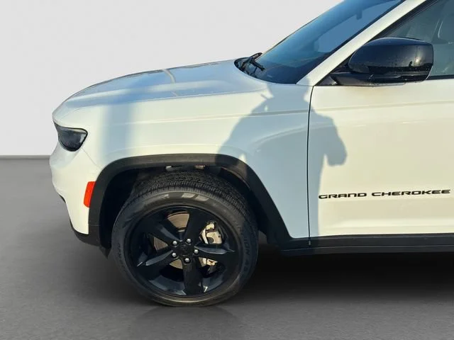 Used 2025 White Jeep Altitude X 4x4 image 19