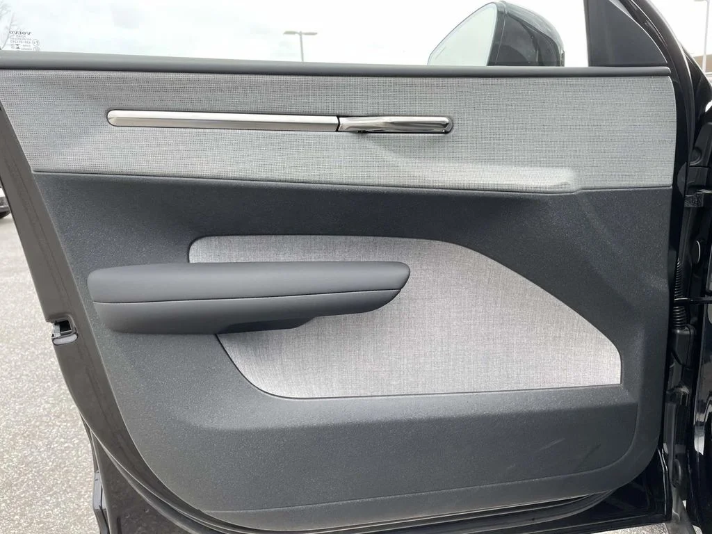 New 2025 Onyx Black Volvo Ultra image 5