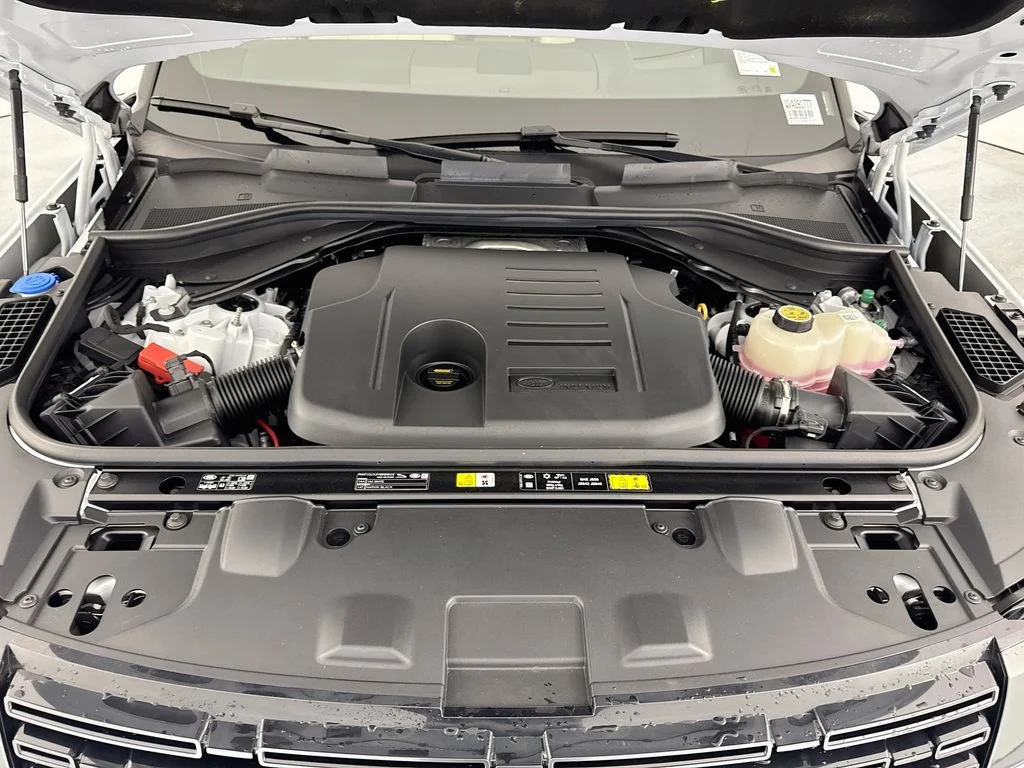 New 2027 Fuji White Land Rover SE image 32