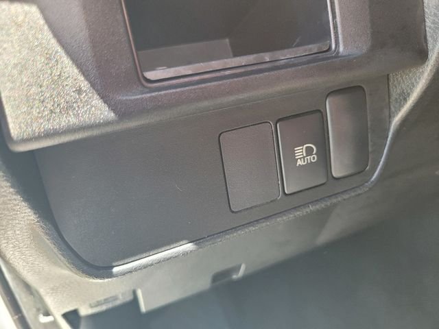 Used 2018 White Toyota SR image 19