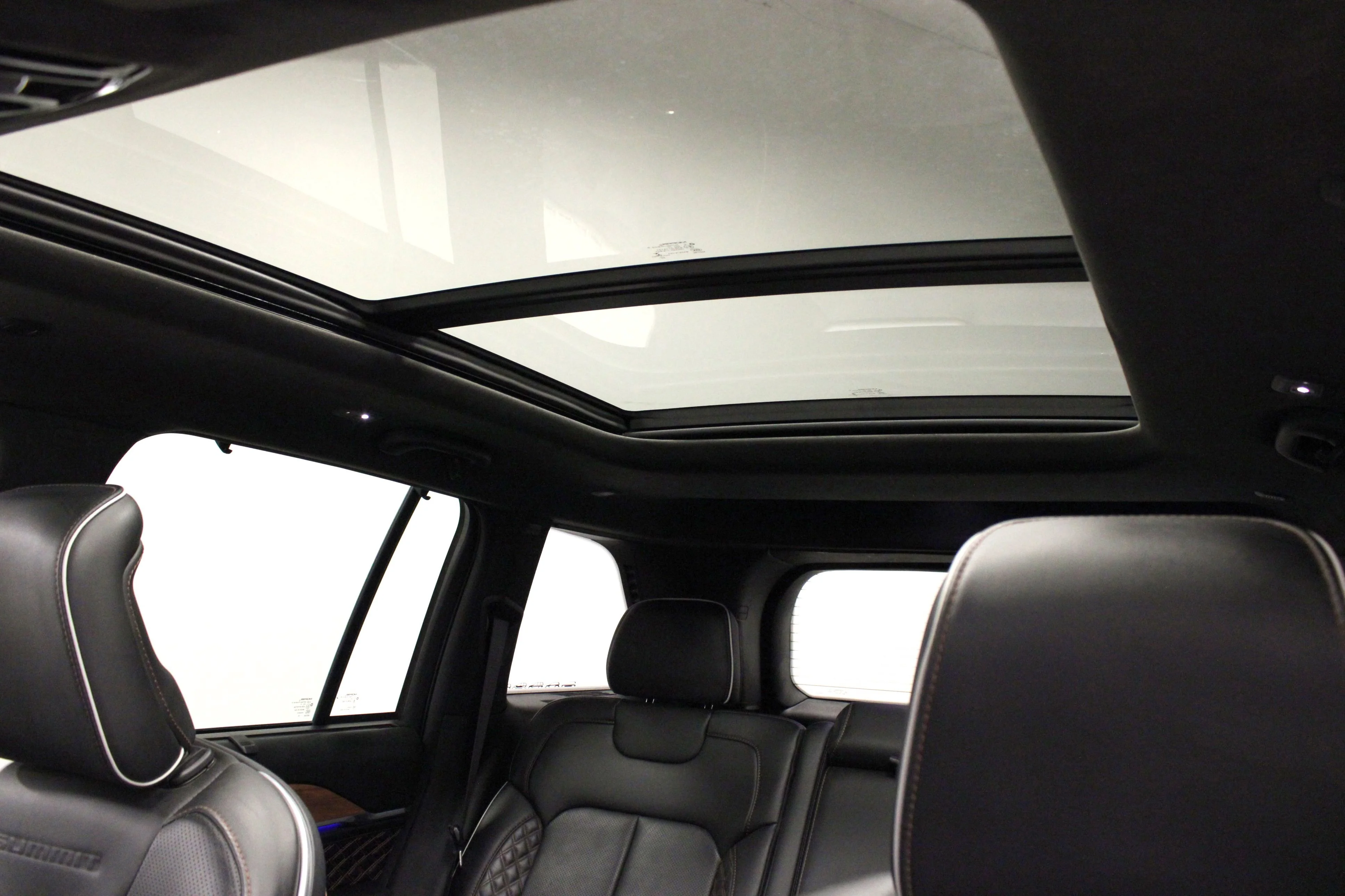 Used 2023 Diamond Black Crystal Pearlcoat Jeep Summit Reserve 4xe image 10